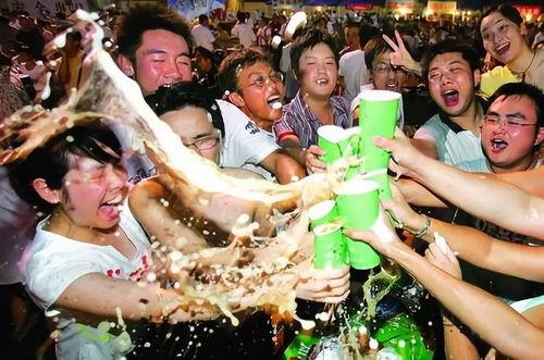 喝啤酒吃瓜群众,夏日狂欢盛宴