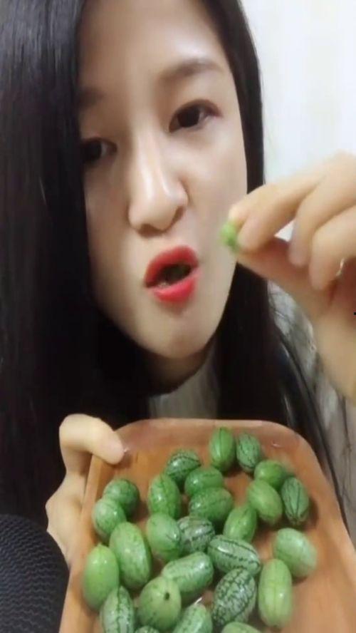 美女吃蜜瓜图片,美女尽享夏日清新美味