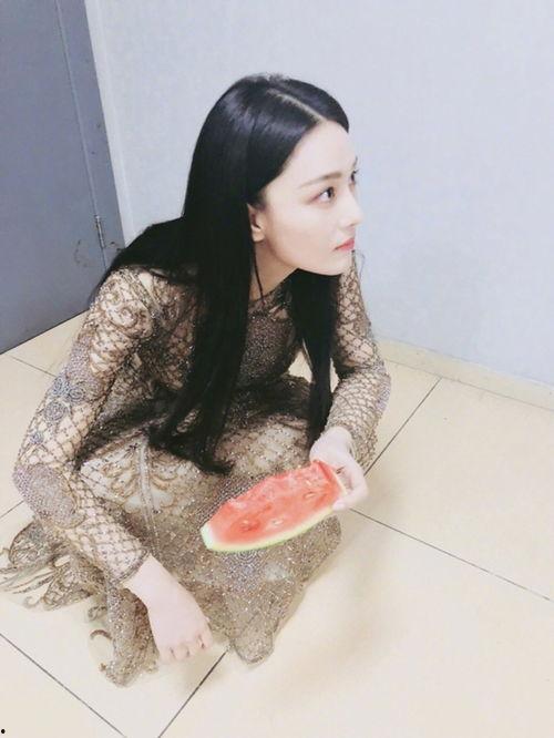 阿娘露脸吃瓜图片